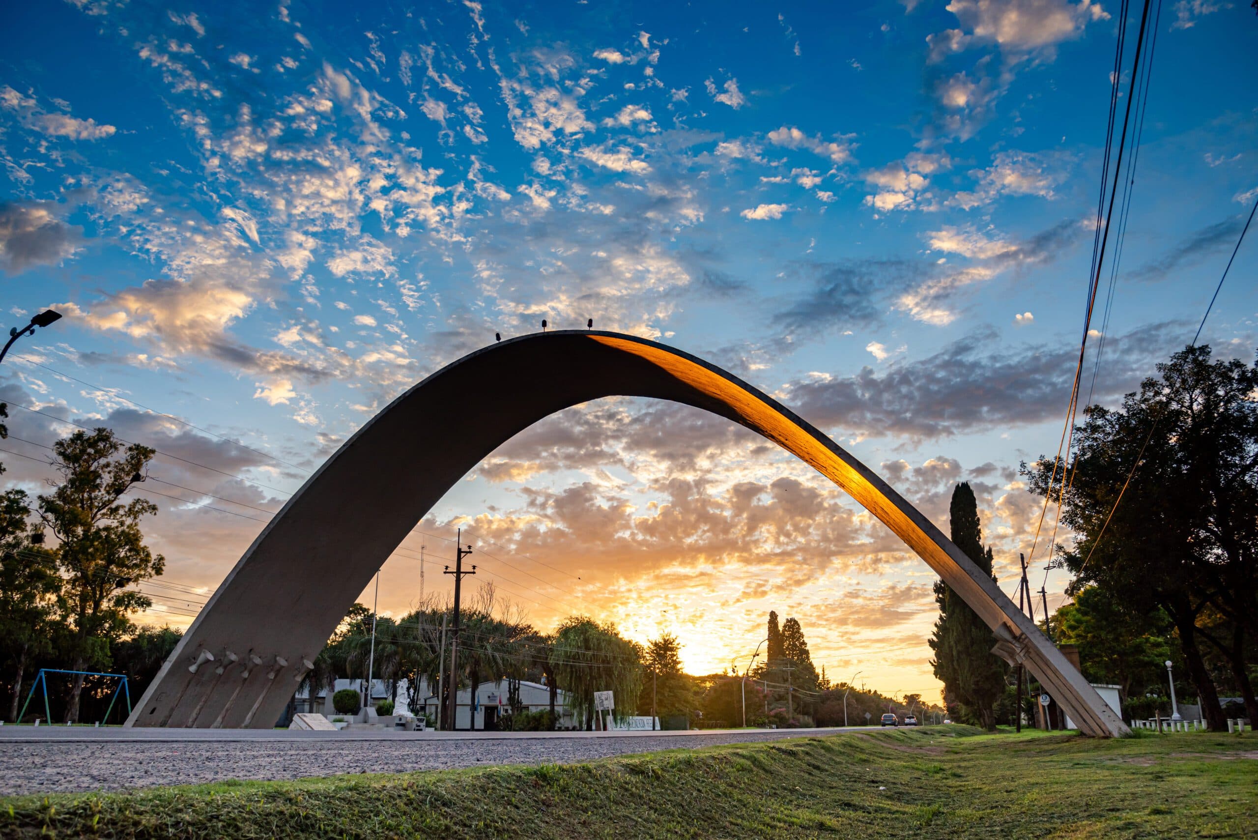 Arco de acceso a Esperanza, Santa Fe, al atardecer